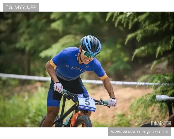 雨战突发状况：领先车手梁力麒在第三圈爆胎遗憾退赛